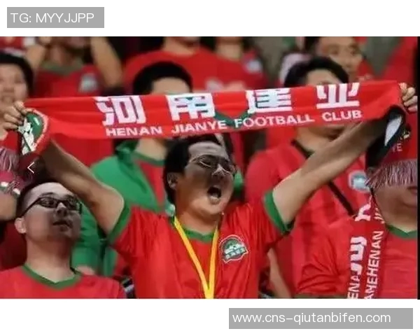 中韩足球赛激战正酣球迷热情高涨期待精彩对决